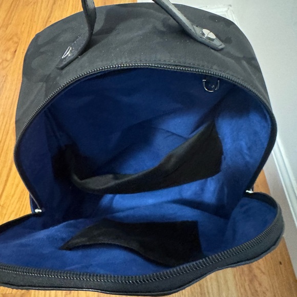 ROBERT GRAHAM BLACK WITH BLUE LINING FAUX LEATHER BACKPACK - Picture 5 of 8